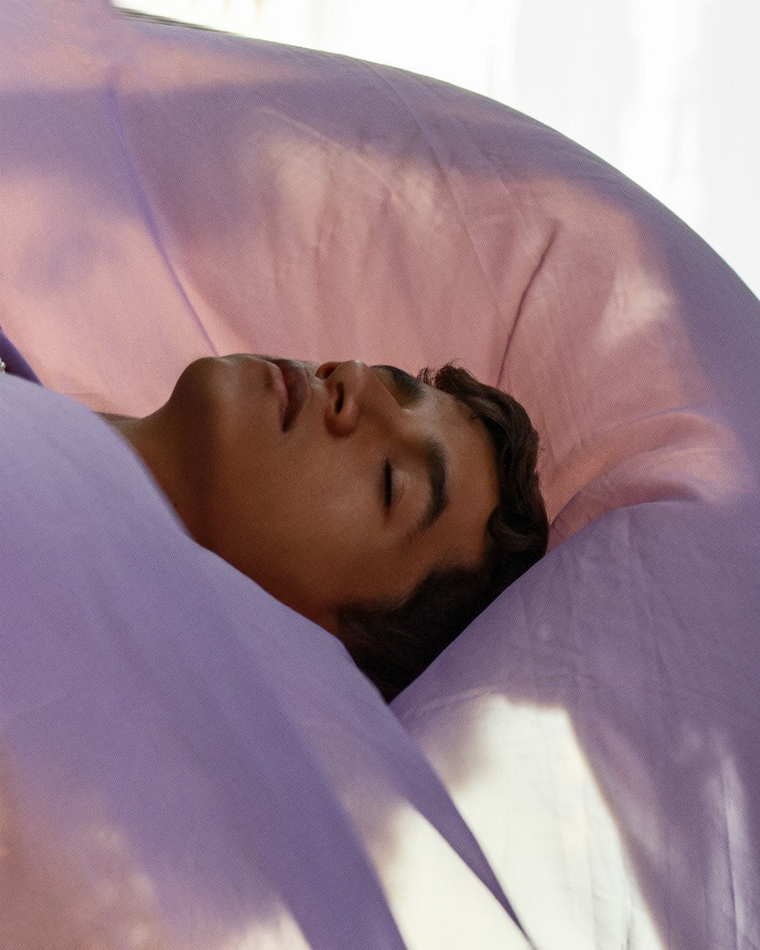 Dormeur sur le côté — bouchons d’oreilles SleepQuiet Dravem pour réduire les bruits ambiants la nuit.